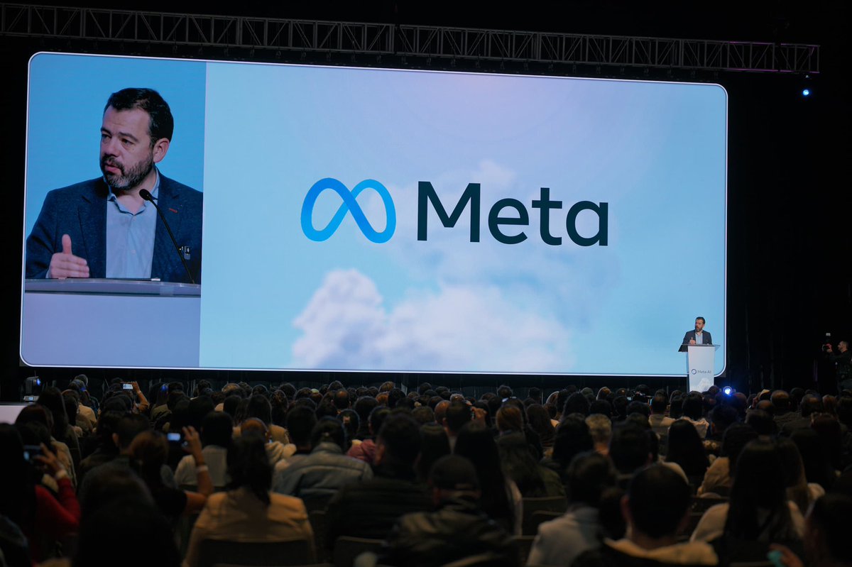 Bogota's tweet photo. #AEstaHora, el alcalde @CarlosFGalan se encuentra con expertos de @Meta por el #MetaDayColombia, allí cientos de emprendedores y MiPymes se forman en inteligencia artificial y herramientas para fortalecer sus negocios.
En Bogotá, #AquíSíPasa una economía más fuerte, digital y conectada.