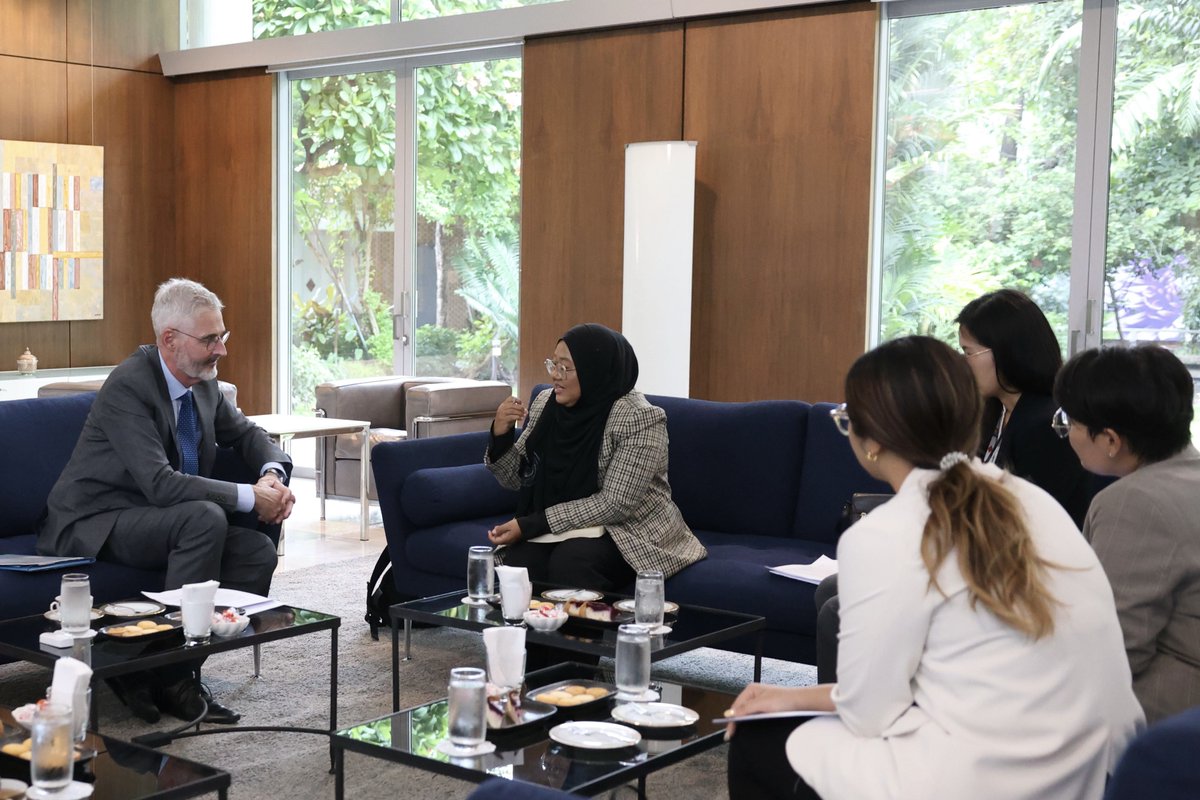 Pleased to reconnect with Khun Anchana Heemmina, director of <a href="/DuayjaiGroup/">Duayjai</a>. I thanked her for sharing about important work to protect fundamental rights in the 🇹🇭 Southern Border Provinces and about challenges to the freedom of expression of human rights defenders.
