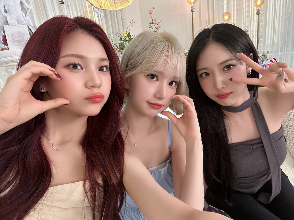 VIVIZ_official's tweet photo. [#VIVId_dayZ] 📸

Countdown Live &amp; SBS 파워FM <웬디의 영스트리트> 완료✨

나비들은 비비지와 평생 함께할 겁니다🫶 그리고 삐지 얼굴 너무 좋은 것 같음 얼마나 좋냐면 진짜 너무 좋음❤️‍🔥

#VIVIZ #비비지 
#EUNHA #은하 
#SINB #신비 
#UMJI #엄지 
#A_Montage_of_() 
#웬디의영스트리트 https://t.co/OESXMO7G4w