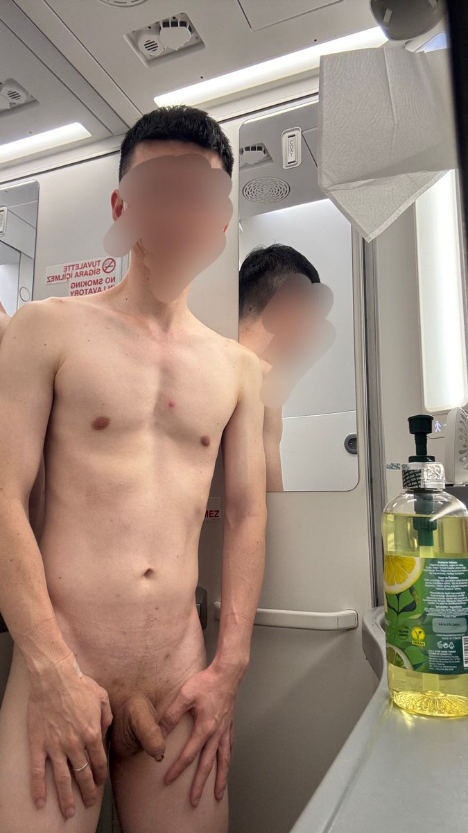 野裸上癮の造 出遠門～～

1️⃣ 出發前一定要來一張的
2️⃣ 十多小時的航班，機上睡醒發現自己晨勃後趕快廁所拍一下，可惜已經微軟了🤣
3️⃣ 轉機地的機場也要來一張，時間不太夠然後隔板底下都有縫所以草草拍一下。
4️⃣ 最後一程的飛機上沒帶頭套去廁所，但一樣可以全脫😌