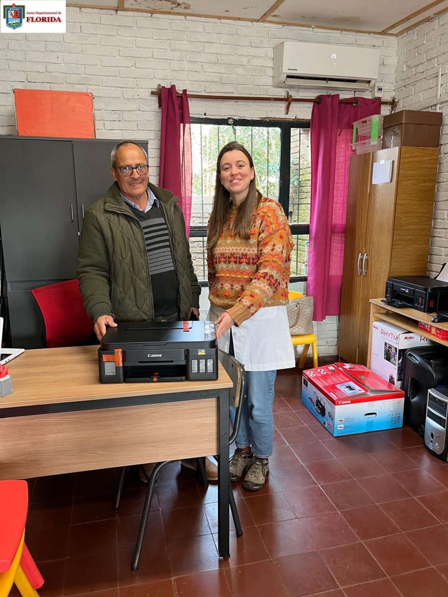 El presidente de la Junta Departamental de Florida, Eduardo Díaz, hizo entrega de donación de una impresora multifunción a la Escuela N° 64 de la ciudad de Florida.