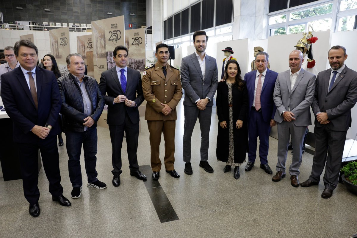Há 250 anos, a PMMG protege e cuida de cada mineiro. A partir de hoje, essa trajetória de dedicação ganha destaque na Galeria de Arte da <a href="/assembleiamg/">Assembleia de Minas</a>, em uma mostra aberta ao público. Uma justa homenagem à primeira polícia do país, motivo de orgulho para todos nós.