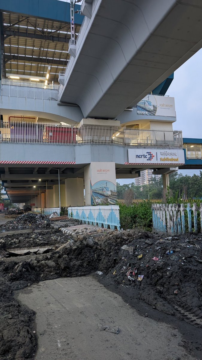 This mess is at the newly inaugurated Sahibabad Namo Bharat Rapid station. 
<a href="/YTKDIndia/">#YeThikKarkeDikhao</a> 
<a href="/officialncrtc/">National Capital Region Transport Corporation Ltd.</a>
<a href="/DmGhaziabad/">Dm Ghaziabad</a>
<a href="/gdagzb/">GDA Ghaziabad</a>
#YeThikKarkeDikhao