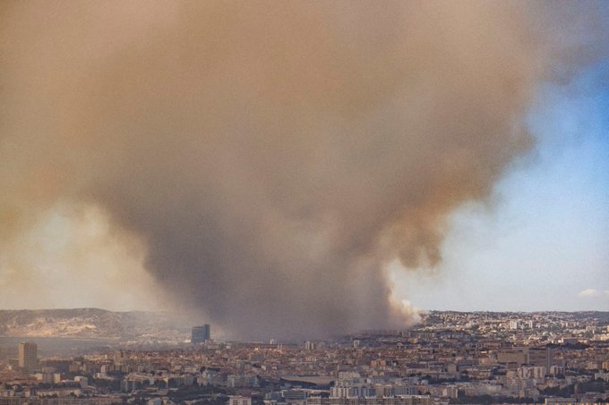 Force et courage à tous les pompiers mobilisés sur le terrible feu à #Marseille !  ✊🏻

Courage également à tous les habitants ! 🙏🏻

📸 <a href="/kevinfloury/">Kévin Floury</a>