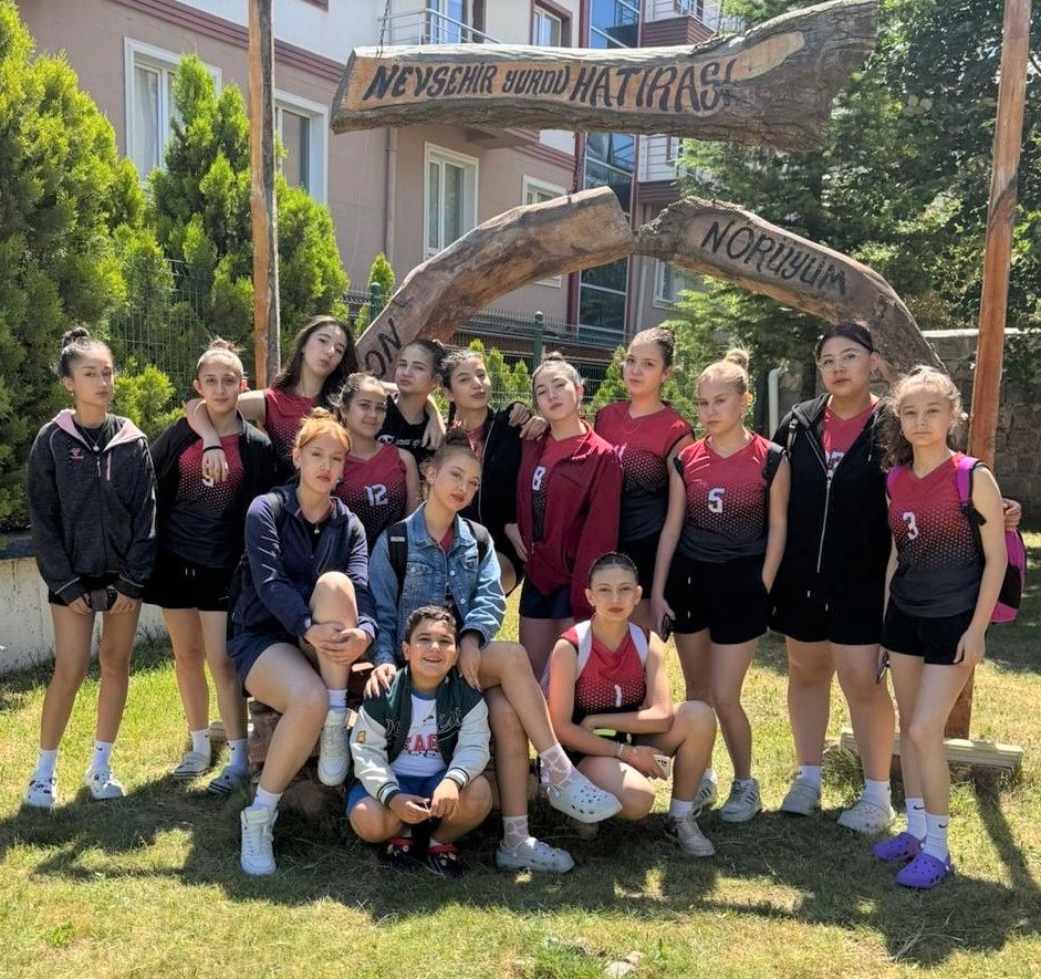 Çankırı Gençlik ve Spor İl Müdürlüğü (@gsb_cankiri) on Twitter photo 🏐 Çankırı Kız Voleybol Takımımız, Nevşehir’de düzenlenen İç Anadolu Yıldızlar Ligi Grup Müsabakaları’nda yarı finale yükseldi.
🏐 Kızlarımızı ve antrenörümüzü tebrik eder, 8-10 Ağustos 2025 tarihlerinde Kırşehir'de düzenlenecek yarı finalde başarılar dileriz.
<a href="/OA_BAK/">Dr. Osman Aşkın Bak</a> 🏐 Çankırı Kız Voleybol Takımımız, Nevşehir’de düzenlenen İç Anadolu Yıldızlar Ligi Grup Müsabakaları’nda yarı finale yükseldi.
🏐 Kızlarımızı ve antrenörümüzü tebrik eder, 8-10 Ağustos 2025 tarihlerinde Kırşehir'de düzenlenecek yarı finalde başarılar dileriz.
<a href="/OA_BAK/">Dr. Osman Aşkın Bak</a>