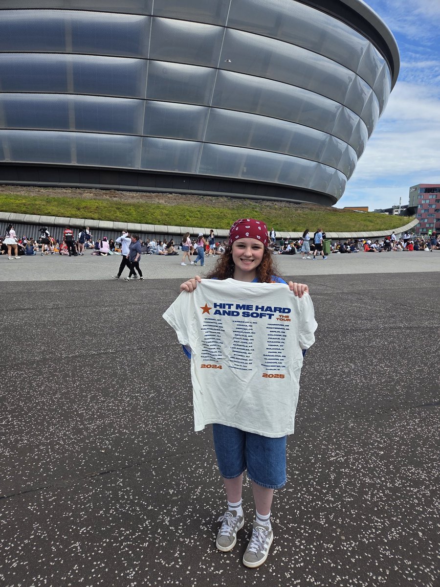 _MrsFair's tweet photo. Normally when I dress up like this, it's for Halloween or Book Week in school! Today, it's just a core Mum moment! 😂 Sitting in queue @OVOHydro for Billie Eilish - lifetime dream check for GG! https://t.co/Bc4t8s57b8