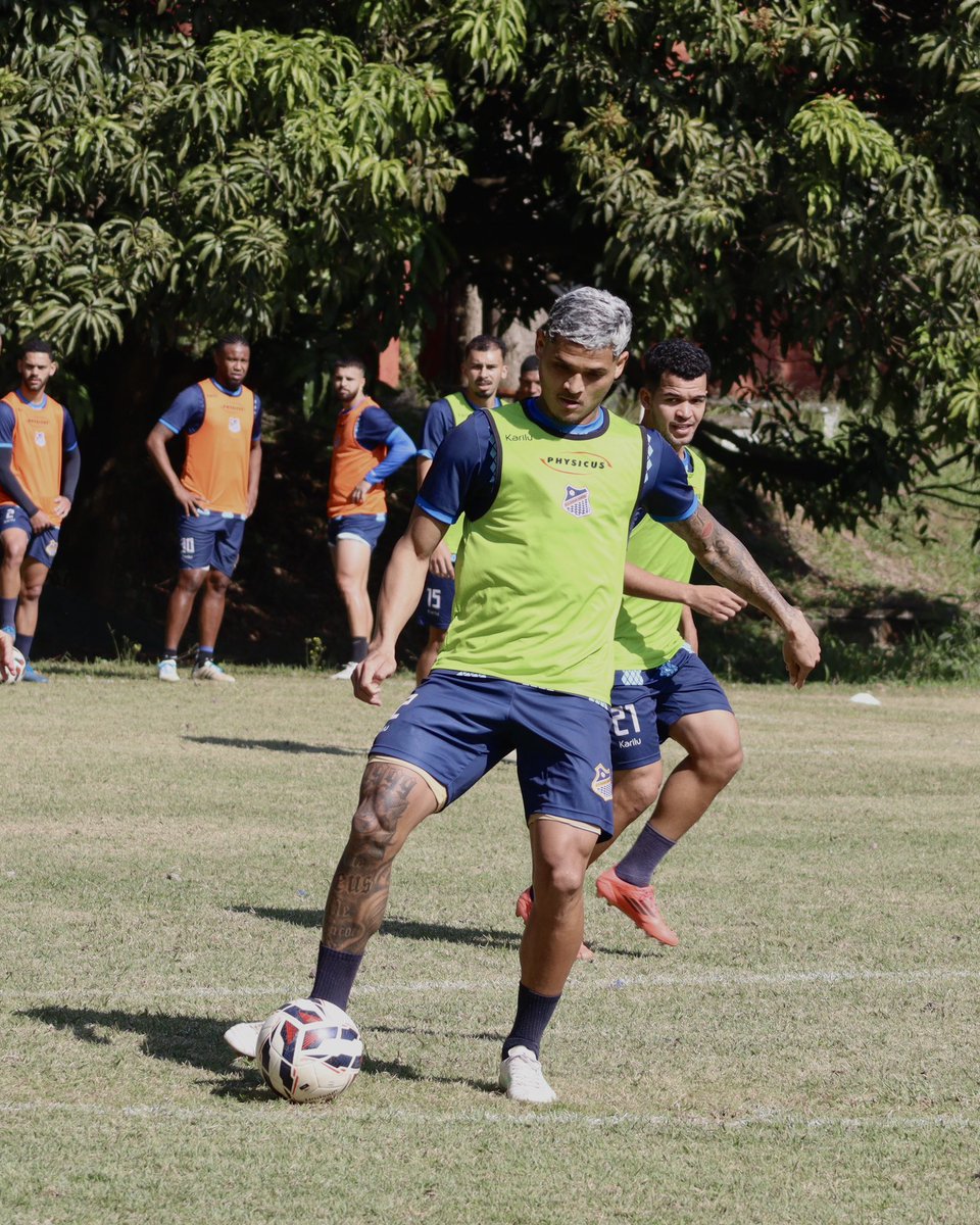 ecaguasanta's tweet photo. Terça-feira de muito treino finalizada aqui em Diadema 💪🔱
Iniciamos o dia com trabalhos de força na academia e encerramos com um treino de confrontos no campo ⚽️
📸 Daniel Gimenes / E.C. Água Santa
#VamosNetuno #AguaSanta #Netuno #Diadema #SerieD #SerieD2025 https://t.co/p27tE4ma7o