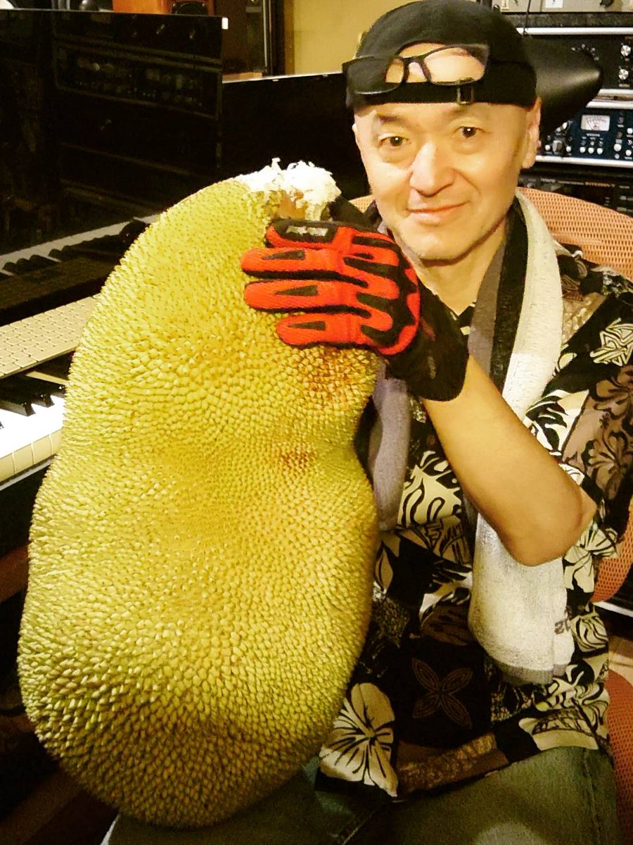 papalakawai's tweet photo. デカイです！トゲトゲです！石垣島の友人から南国の果物ジャックフ���ーツの実が届きました。これで1個です。17kgあります。10日後が食べ頃です。人生初のジャックフルーツ楽しみです。石垣島・・・驚愕の島！

とことん！柏マイラブ
https://t.co/9MukB70fks
レイソル日記
https://t.co/H2aqjOxIFS https://t.co/bRLXCsjQIc