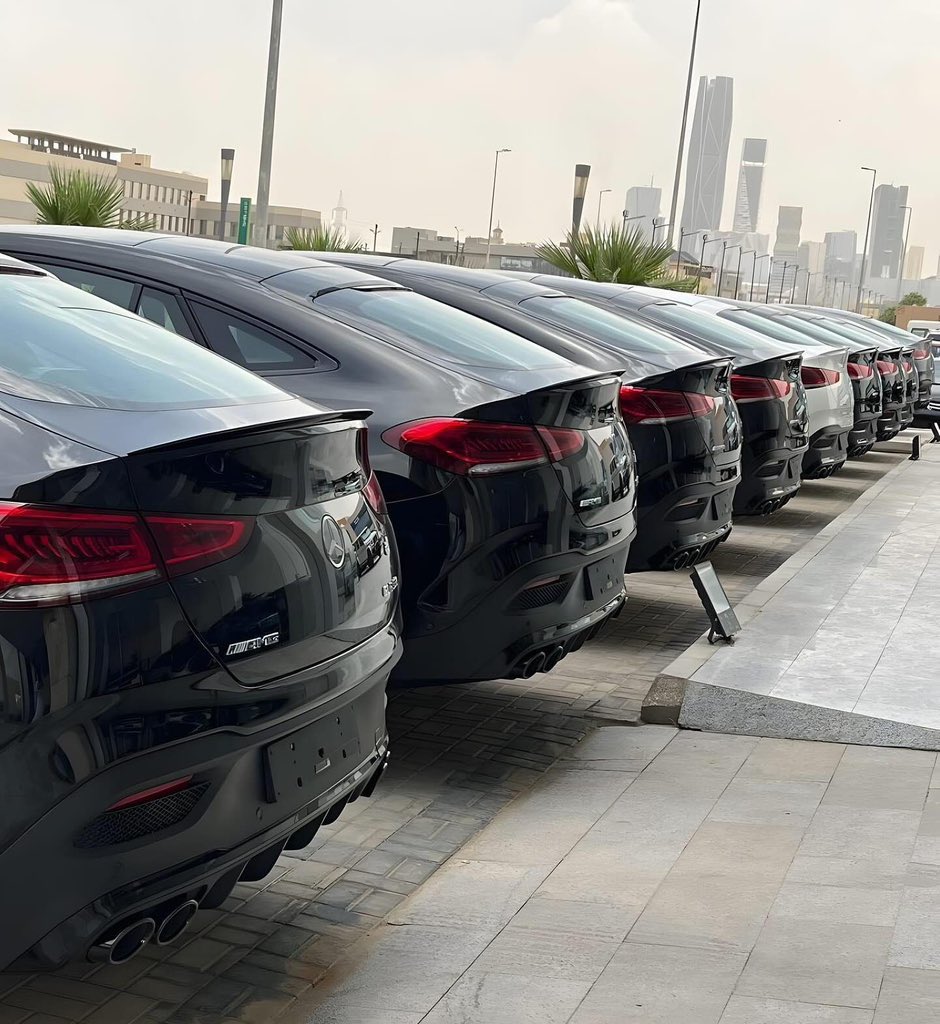 Men, if you had to choose… which nyash? 👀🍑