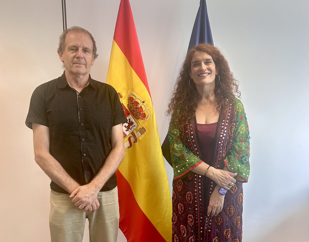 Hoy he tenido la visita de mi contraparte en el #comitePolar, el presidente del Instituto Polar de Chile <a href="/inach_gob/">INACH</a> Gino Casassa <a href="/Gino_Casassa/">Gino Casassa</a> , con quien he podido hablar de cómo seguir estrechando lazos y buscando sinergias entre ambos países🇨🇱🇪🇸 en temas antárticos ❄️