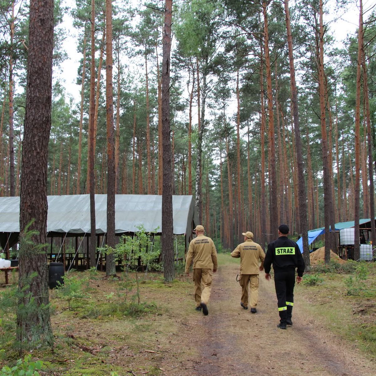 ⚠️⛺️W związku z ostrzeżeniami 2. i 3. stopnia przed #burze strażacy w całym kraju sprawdzane są obozowiska harcerskie: drogi ewakuacyjne, znajomość zasad bezpieczeństwa, rozmieszczenie namiotów. 🚨W rejonach zagrożonych podjęto decyzje o ewakuacji.
Bezpieczeństwo to priorytet‼️