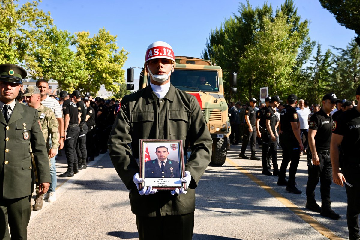 Pençe-Kilit Operasyon Bölgesi'nde Şehit Olan P. Tğm. Furkan Sert'i Malatya Şehitliği'nde Ebediyete Uğurladık. 

Şehidimize Allah'tan Rahmet; Kederli Ailesine Sabr-ı Cemîl ve Başsağlığı Diliyorum.

Aziz Milletimizin Başı Sağ Olsun.🇹🇷

#Malatya