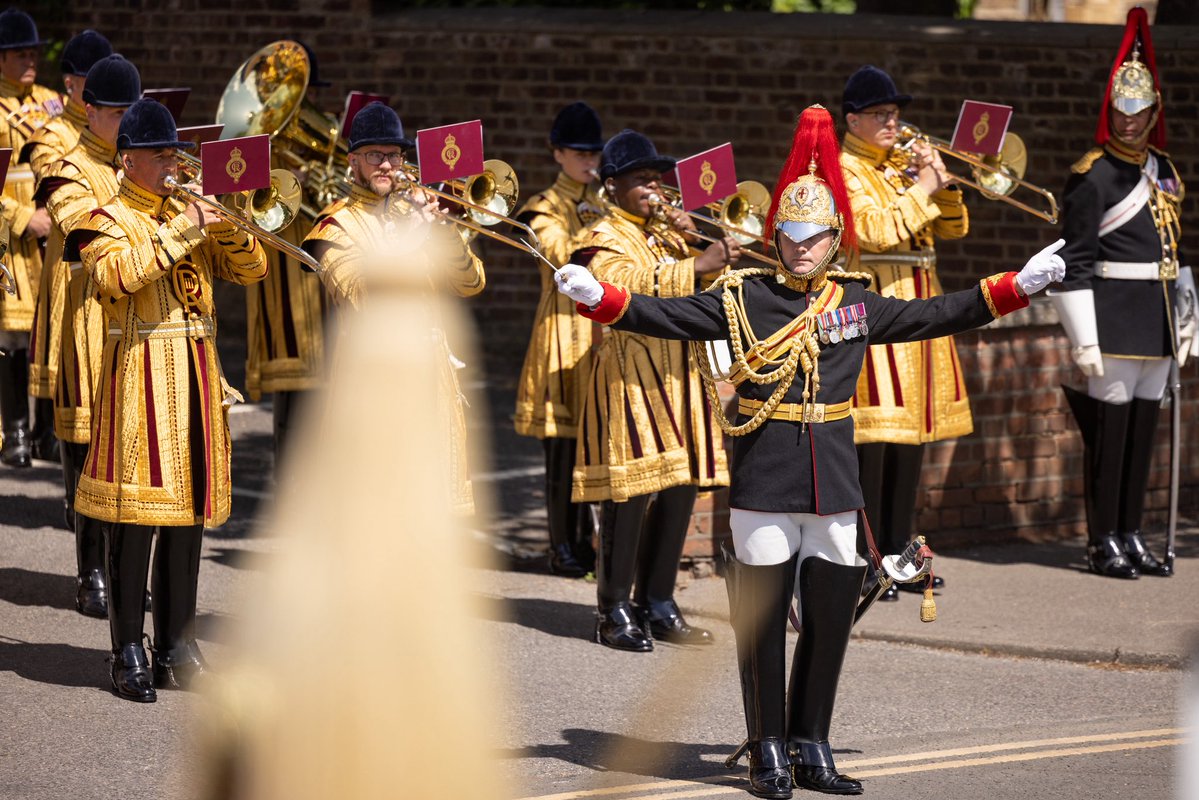 ArmyInLondon's tweet image. The French State Visit has got off to a glittering start with horses, scarlet, gold and silver uniforms, and glorious music that underpinned the closeness of our nations’ friendship. Welcome to Windsor President Macron!