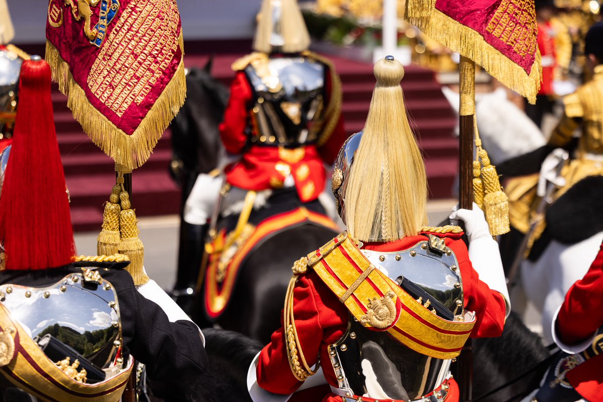 ArmyInLondon's tweet image. The French State Visit has got off to a glittering start with horses, scarlet, gold and silver uniforms, and glorious music that underpinned the closeness of our nations’ friendship. Welcome to Windsor President Macron!