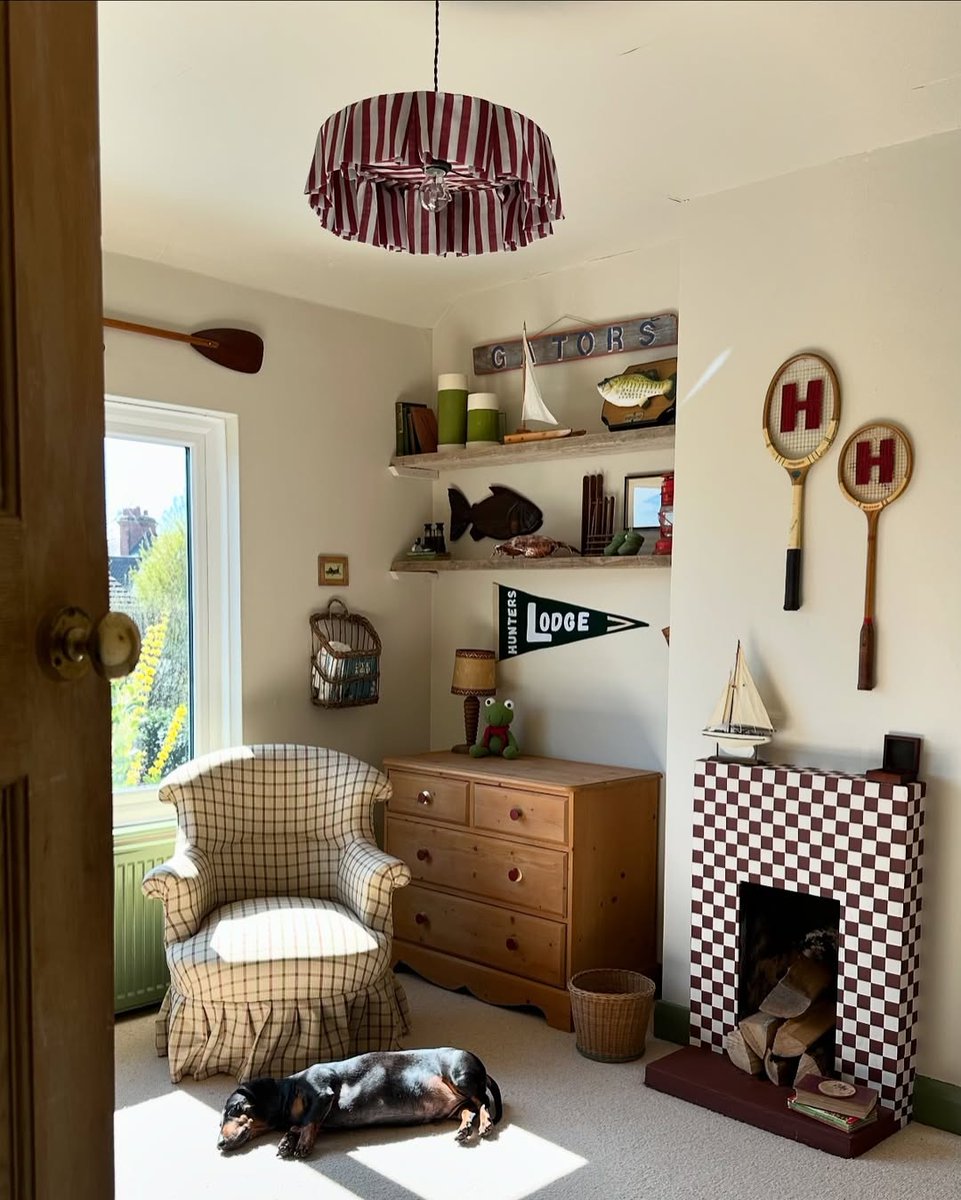 paint_library's tweet image. Using neutrals enables you to incorporate accessories, furnishings and patterned fabrics without overwhelming your scheme.

@houseofhetheringtons drenched this space in the gentle Stone III, introducing accents of Sencha and Scarlet &apos;n&apos; Rust on the skirting and fireplace.