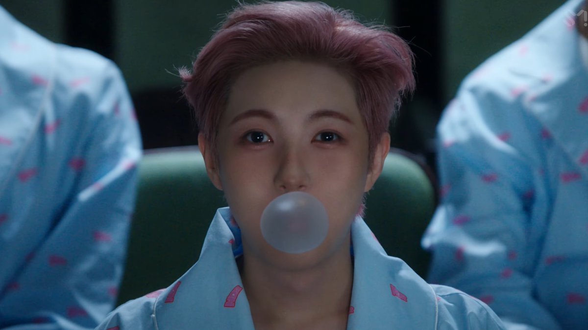 HRJFEED's tweet photo. #renjun in back to the future mv 💛 https://t.co/X4Gir6Wfzo