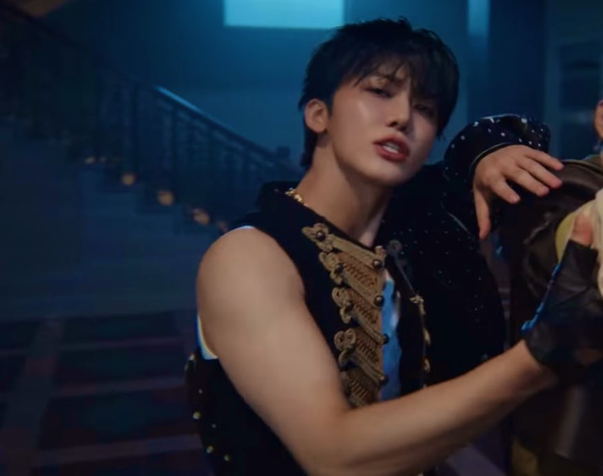 MAN??? THE OUTFIT?? CAN’T BREATH🥵

#BTTFwith7DREAM