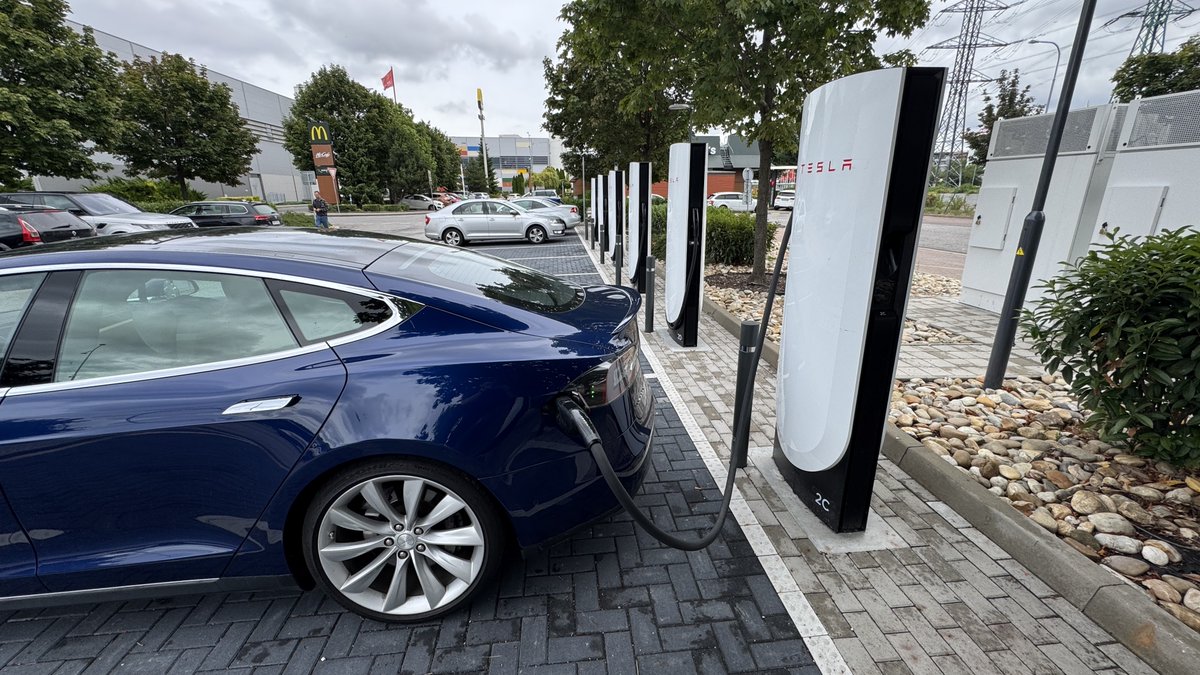 huntinspeedsk's tweet photo. Veľký deň pre Teslu na Slovensku! 🇸🇰 Nábor prvých ľudí👨💼+ spustenie najväčšej Supercharger lokality📍
#TeslaSlovakia @TeslaCharging
Viac v článku: https://t.co/ayzZBb3tT2 https://t.co/h8DHebQr2b