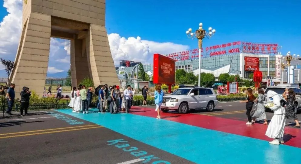 The #Kazakh government recently adopted a resolution approving the establishment of the "Khorgos-Eastern Gate" Special Economic Zone, clarifying relevant management regulations and development goals. Located in ！#Zhetysu Region and adjacent to Khorgos, #Xinjiang, China, the zone