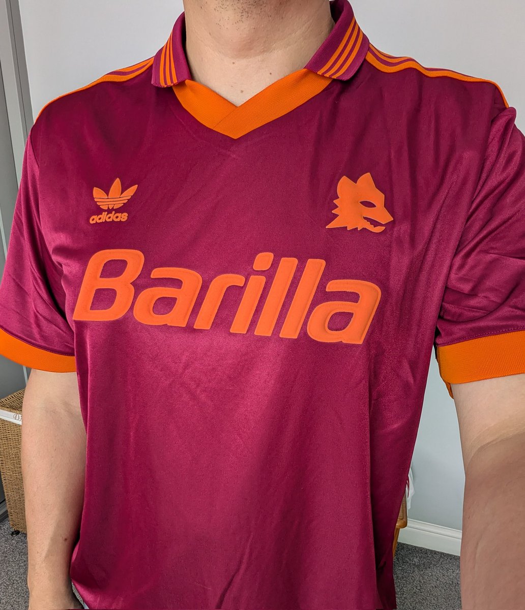 ThePedronator's tweet image. Had to take advantage of the JD Sports discounts and get this 1993 Roma reissue.
