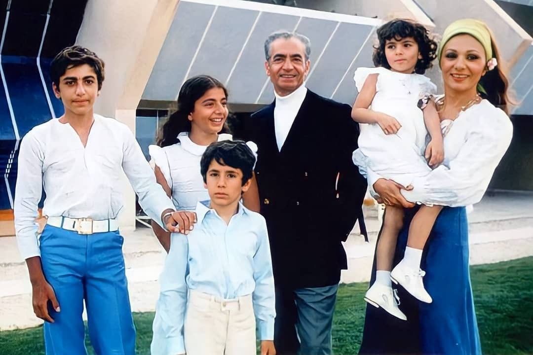 مخالفت با پهلوی

یعنی مخالفت با ایرانی آباد ، سکولار و دموکرات...

#KingRezaPahlavi