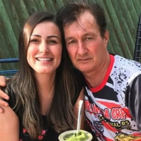 GENTE? Andressa Urach revelou que PERDOOU seu pai, que a chamou de v*gabunda e disse se sentir envergonhado pelo conteúdo que ela produzia, e divulgou o perfil dele, que agora também é ator p*rnô.