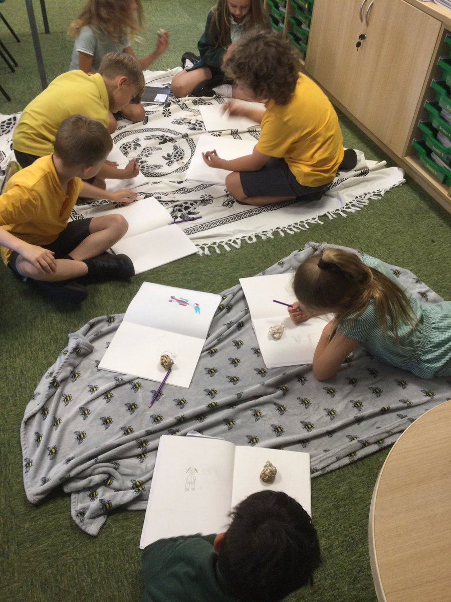 We’ve had a relaxing afternoon in Year 3 today. Looked at the work of Barbara Hepworth then relaxed on the floor, listening to the sea as we drew shells. 🦀🏖