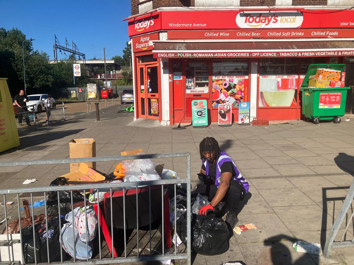 Big fines are in the post to those responsible for this mess

📍Kenton

Our inspectors will track you down if you use our streets as your rubbish bin💪

Don't Mess with Brent ⚠️