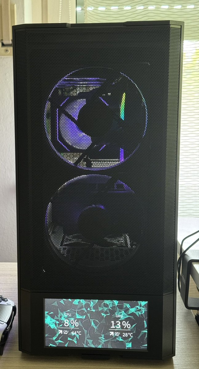 Nithoru's tweet image. Forgot to show, the case also has a display u can use as 2nd or third monitor or to display gifs/pictures