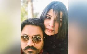 اس اسٹیشن سپیکر نے پیسوں کے لیے اپنی زندہ ماں کو مار دیا پیسے کے لیےاپنی بیوی کو دوست کے اگے چھوڑ دیا پیسے کے لیے مادر فروش دن رات جھوٹ بول کر یوتھیوں کو پھدو بنارہا اور اسی جھوٹ سے پیسہ کمارہا ہے یہ جھوٹ سے لتھڑا ہوا گٹر فیلڈ مارشل پر ملک ریاض سے ڈیل کا الزام لگا رہا ہے