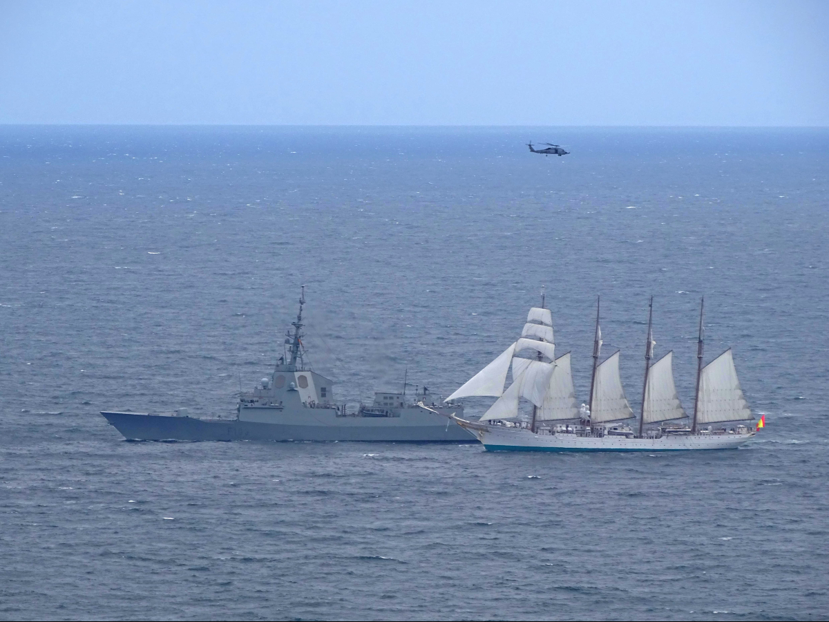 El buque escuela #JuanSebastiánDeElcano pone la proa en estos momentos a la ría de #Ferrol tras haber barajado la costa gallega con la fragata #BlasDeLezo. 
#SomosLaArmada⚓️🇪🇸