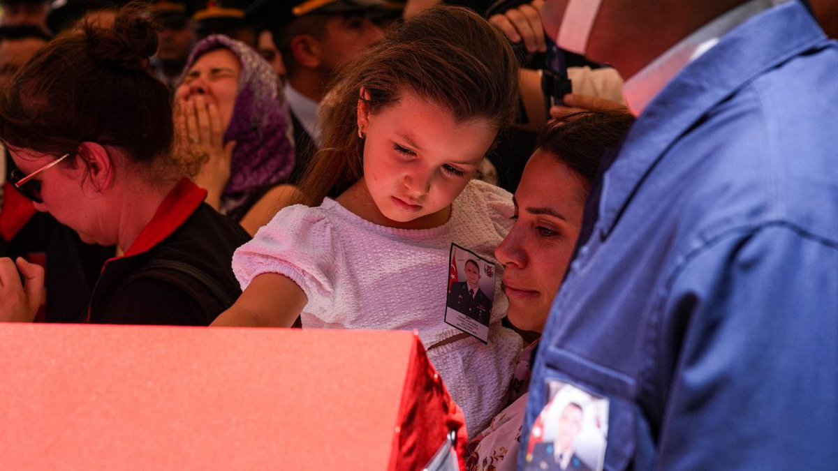 Mihrap Haber (@mihraphaber) on Twitter photo Şehide son bakış..💔 
#sehitlerimiz #SehidinVarTürkiye Şehide son bakış..💔 
#sehitlerimiz #SehidinVarTürkiye