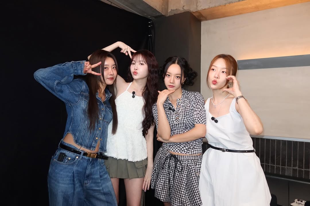 “Girl's Day will become my life treasure” — #혜리

“Girl's Day members are my closest friends and closest family” — #소진

“Girl's Day is so important to me that it cannot be compared to anything” — #유라

"If there is no Girl's Day, there is no me" — #민아

#15YearsWithGirlsDay