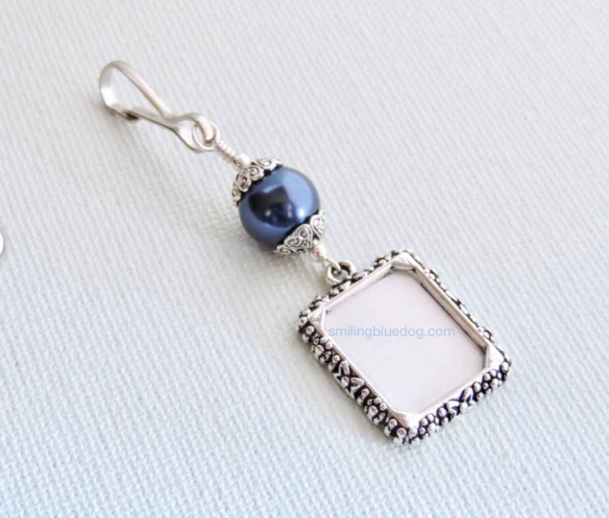 smilingbluedog's tweet photo. Wedding bouquet photo charm. Something blue for the bride to be! Small picture frame, wedding favor. https://t.co/sU35s1KOik via @Etsy #Etsy #etsystore #etsyweddings #etsychaching #brides #shopsmall #shopping #etsygifts #etsyfinds #wedding #weddingday #gift https://t.co/mGTRCd5BgR