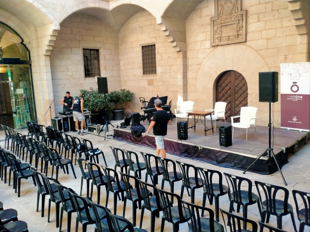 Drets Civils Lleida (@dretscivilsll) on Twitter photo Tot a punt per la representació de l'espectacle "Mancarena Delacru" a <a href="/IEILleida/">INSTITUT D'ESTUDIS ILERDENCS</a>. La repressió contra les dones explicada a ritme de copla Tot a punt per la representació de l'espectacle "Mancarena Delacru" a <a href="/IEILleida/">INSTITUT D'ESTUDIS ILERDENCS</a>. La repressió contra les dones explicada a ritme de copla