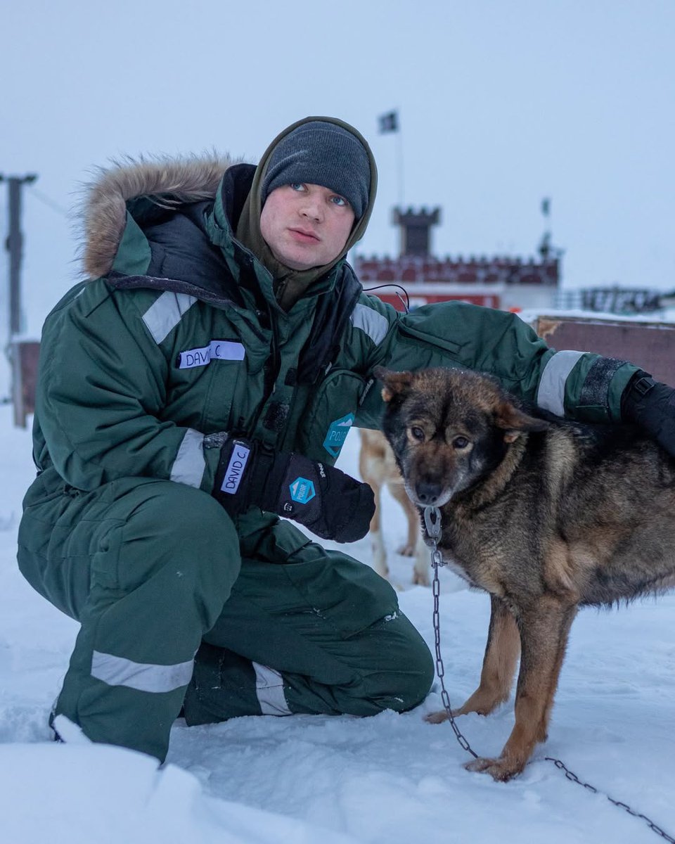 Nova foto de DAVID CORENSWET na Noruega, durante a primeira semana de filmagens de SUPERMAN!