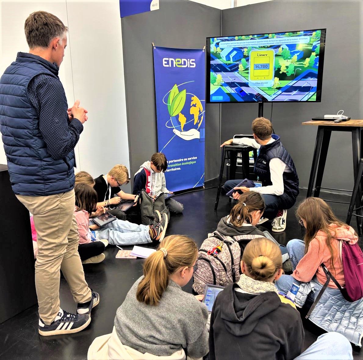 Enedis en Bretagne (@enedis_bretagne) on Twitter photo Et si tout commençait avec eux ? Nous avons remis les clés de la 🚗à <a href="/Espace_sciences/">Espace des sciences | Rennes</a> de #Rennes pour faire rouler Watt is Smart v2, un atelier mobile qui sensibilise les jeunes Bretons à la #transitionénergétique. Ensemble, nous éveillons collégiens et lycéens aux défis de l'⚡️! Et si tout commençait avec eux ? Nous avons remis les clés de la 🚗à <a href="/Espace_sciences/">Espace des sciences | Rennes</a> de #Rennes pour faire rouler Watt is Smart v2, un atelier mobile qui sensibilise les jeunes Bretons à la #transitionénergétique. Ensemble, nous éveillons collégiens et lycéens aux défis de l'⚡️!