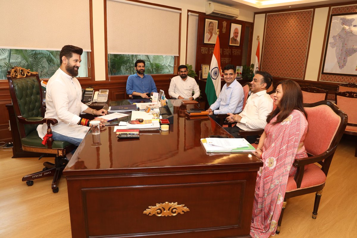 Lok Janshakti Party (Ramvilas) (@ljp4india) on Twitter photo आज नई दिल्ली के पंचशील भवन में आई.आर.एस अधिकारी श्रीमती राधा कत्याल नारंग जी ने राष्ट्रीय अध्यक्ष सह केंद्रीय मंत्री आदरणीय श्री <a href="/iChiragPaswan/">युवा बिहारी चिराग पासवान</a> जी से मुलाकात कर संसदीय राजभाषा के 50 वर्ष पूरे होने पर प्रकाशित पुस्तकें भेंट की। आज नई दिल्ली के पंचशील भवन में आई.आर.एस अधिकारी श्रीमती राधा कत्याल नारंग जी ने राष्ट्रीय अध्यक्ष सह केंद्रीय मंत्री आदरणीय श्री <a href="/iChiragPaswan/">युवा बिहारी चिराग पासवान</a> जी से मुलाकात कर संसदीय राजभाषा के 50 वर्ष पूरे होने पर प्रकाशित पुस्तकें भेंट की।