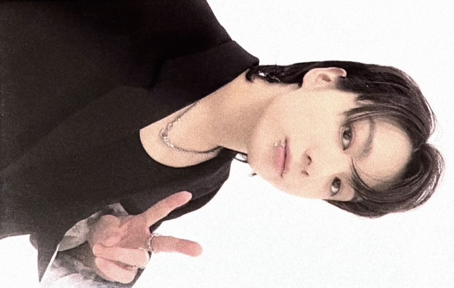 popiconkoo's tweet image. the peace sign stays on