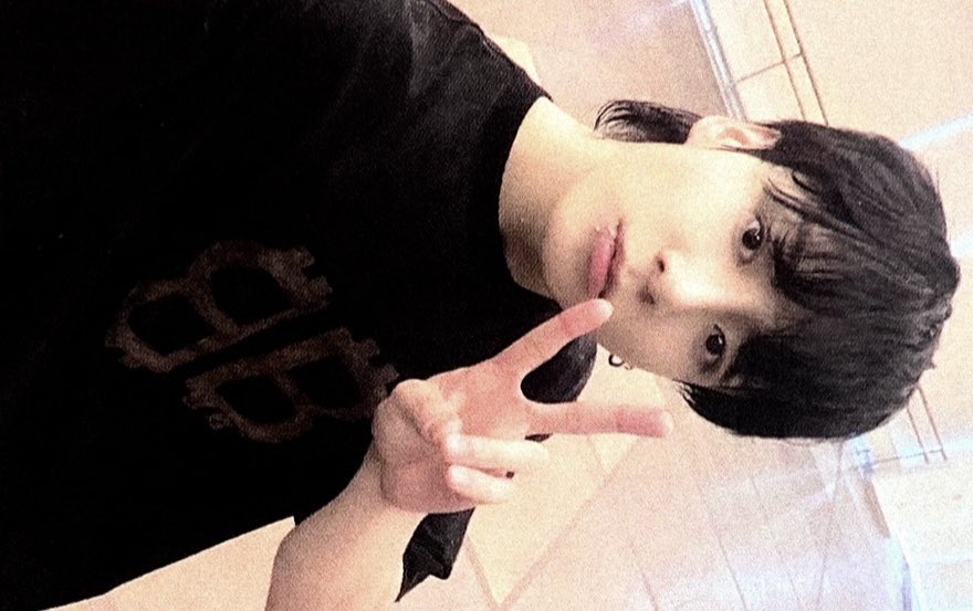 popiconkoo's tweet image. the peace sign stays on