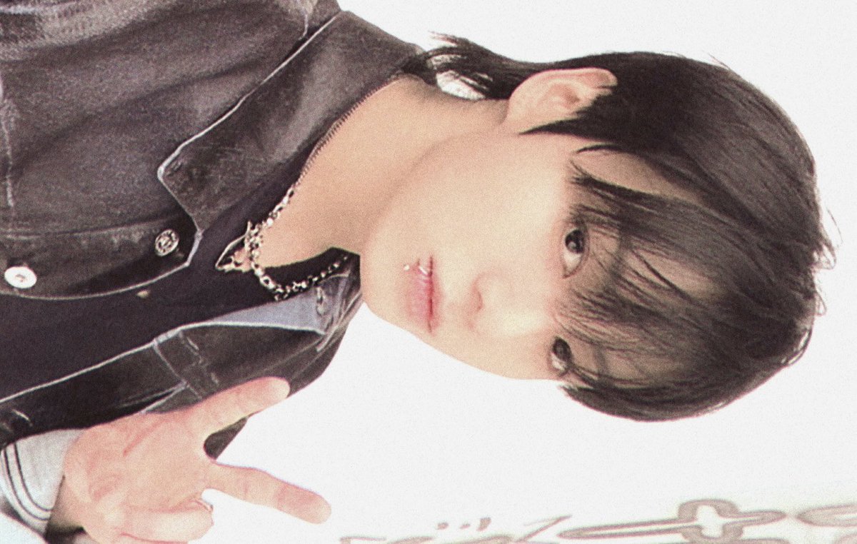 popiconkoo's tweet image. the peace sign stays on