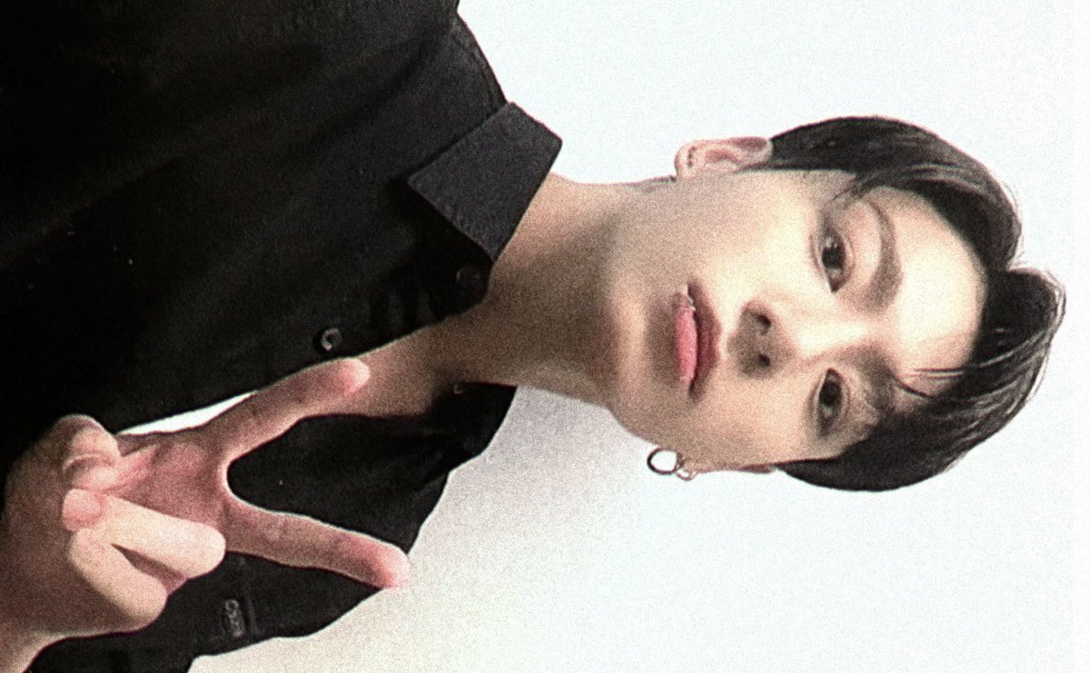 popiconkoo's tweet image. the peace sign stays on