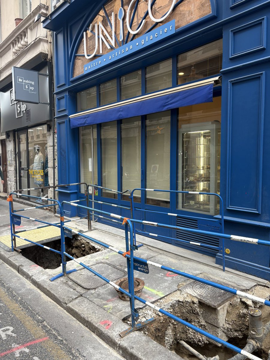 unicoglacier's tweet photo. Honte à @GRDF qui nous creuse des gros trous devant la boutique de notre glacier pendant 10 jours en plein mois de juillet sans nous prévenir pour simplement supprimer un tuyau (aucune urgence donc) jusqu’à quand on va mépriser les artisans dans ce pays ? @CMA_69 https://t.co/P04BAwemVa