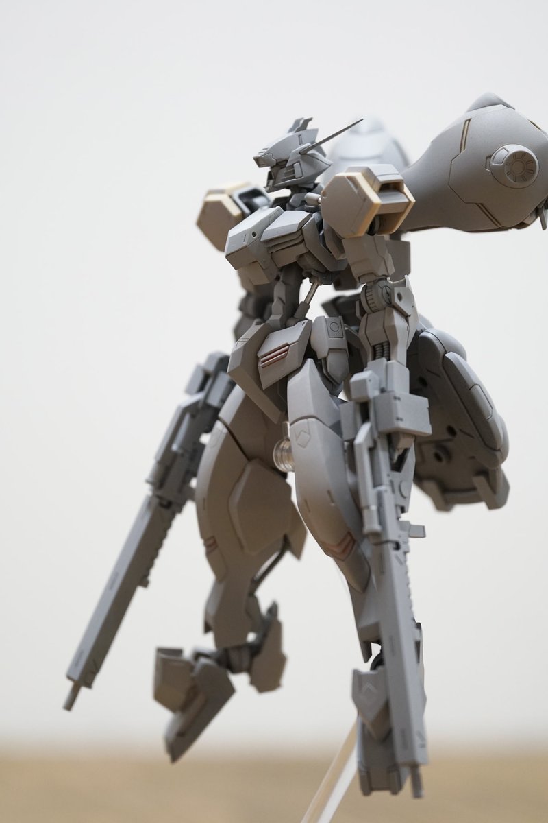 めちゃめちゃ久しぶりに作業。

状態見るためにサフってみました。

胸部真ん中の装甲にディテールを足して、肩アーマーはC面を削って角ばった印象に。