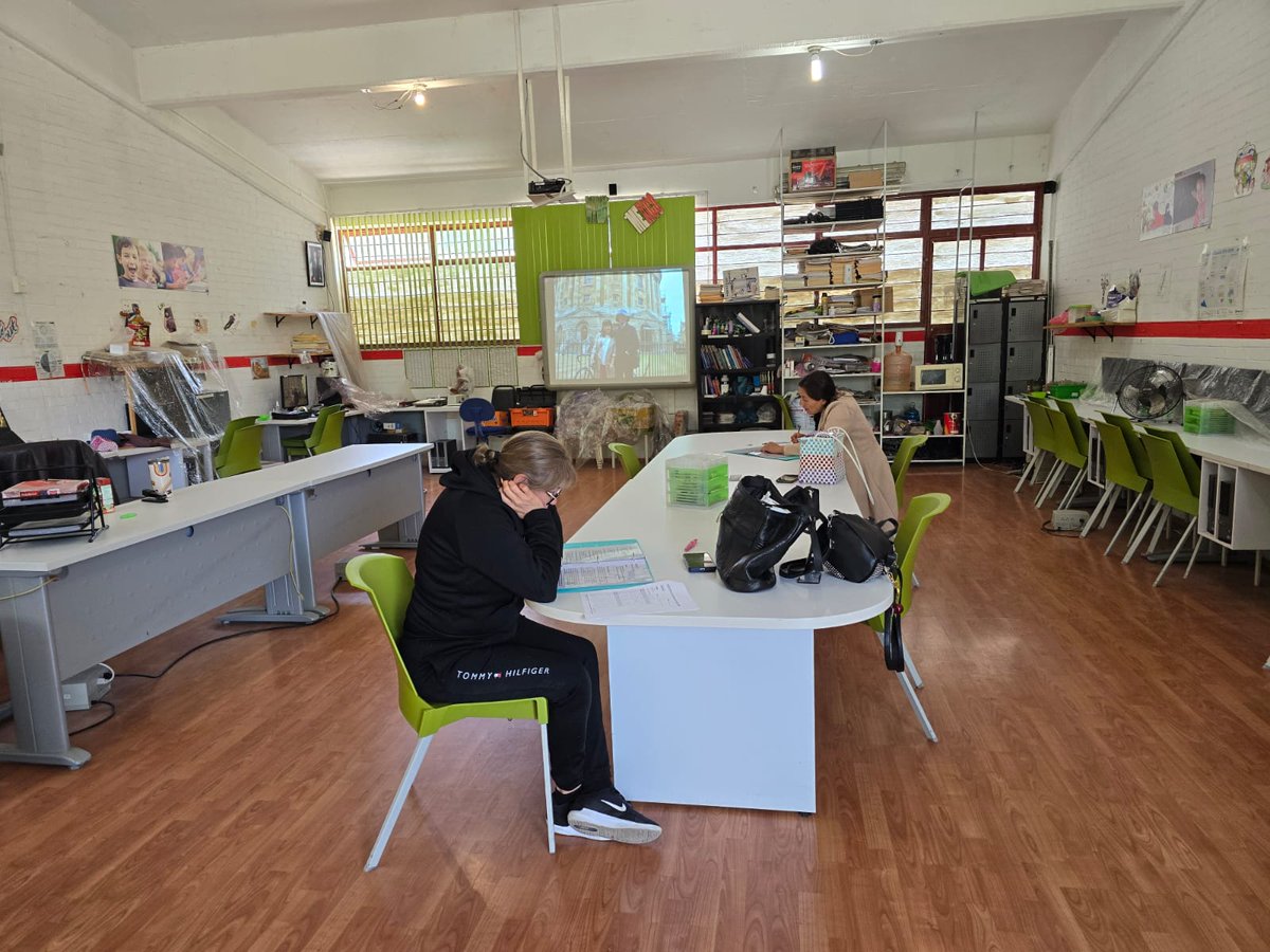 CEcatepec2's tweet photo. #FormaciónContinua
#centrodemaestros
Centro de Maestros Ecatepec 2

Se comparten imagenes de la aplicación del examen DIME, atiende Prof. Jorge Sierra en el aula digital del Centro de Maestros Ecatepec 2. https://t.co/WJNpsd7mXR