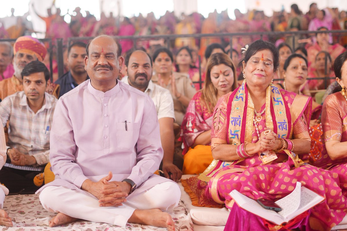 ombirlakota's tweet photo. संसदीय क्षेत्र कोटा में आयोजित श्रीराम कथा महोत्सव में पूज्य संत श्री मुरलीधर जी महाराज की वाणी से प्रभु श्रीराम की कथा श्रवण का सौभाग्य प्राप्त हुआ। कोटा जैसे शिक्षा और संस्कृति के केंद्र में ऐसे आयोजनों से समाज में सेवा, त्याग और मर्यादा जैसे जीवन मूल्यों का विस्तार होता है। प्रभु श्रीराम का जीवन केवल एक राजा का नहीं, बल्कि वह त्याग, संयम और जनकल्याण की भावना से जुड़ा हुआ आदर्श है।श्रीराम का जीवन आदर्शों पर अडिग रहने की प्रेरणा देता है, जबकि श्रीकृष्ण का जीवन कर्म में निष्ठा का संदेश है। कोटा में आयोजित यह कथा केवल धार्मिक आयोजन नहीं, बल्कि सामाजिक चेतना और आध्यात्मिक ऊर्जा का स्रोत है।
 
#kota
