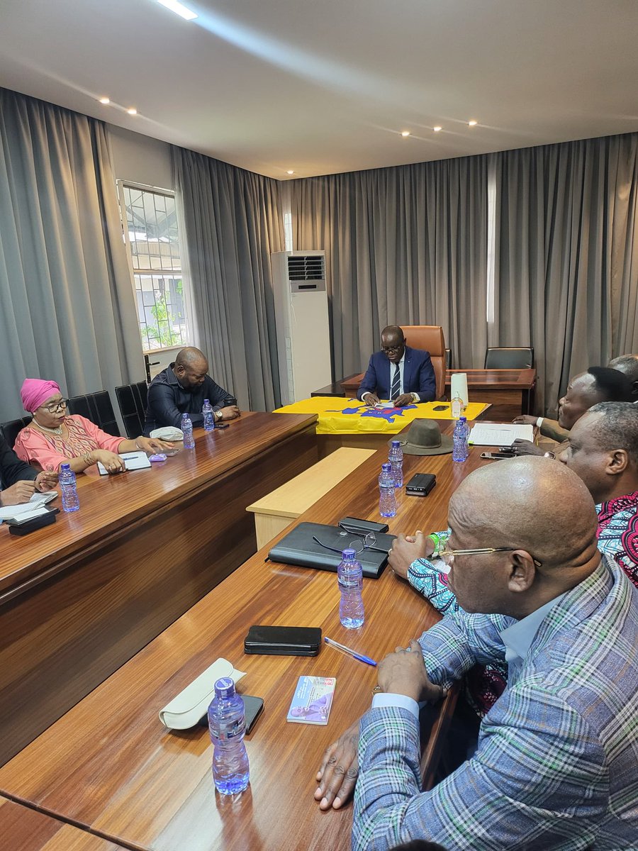 J’ai reçu ce jour les présidents des caucus provinciaux du parti du peuple pour la reconstruction et la démocratie ( PPRD) au sujet de la situation interne du parti face au contexte singulier de l’heure en RDC.
Nous avons tablé sur la préservation de nos valeurs notamment la