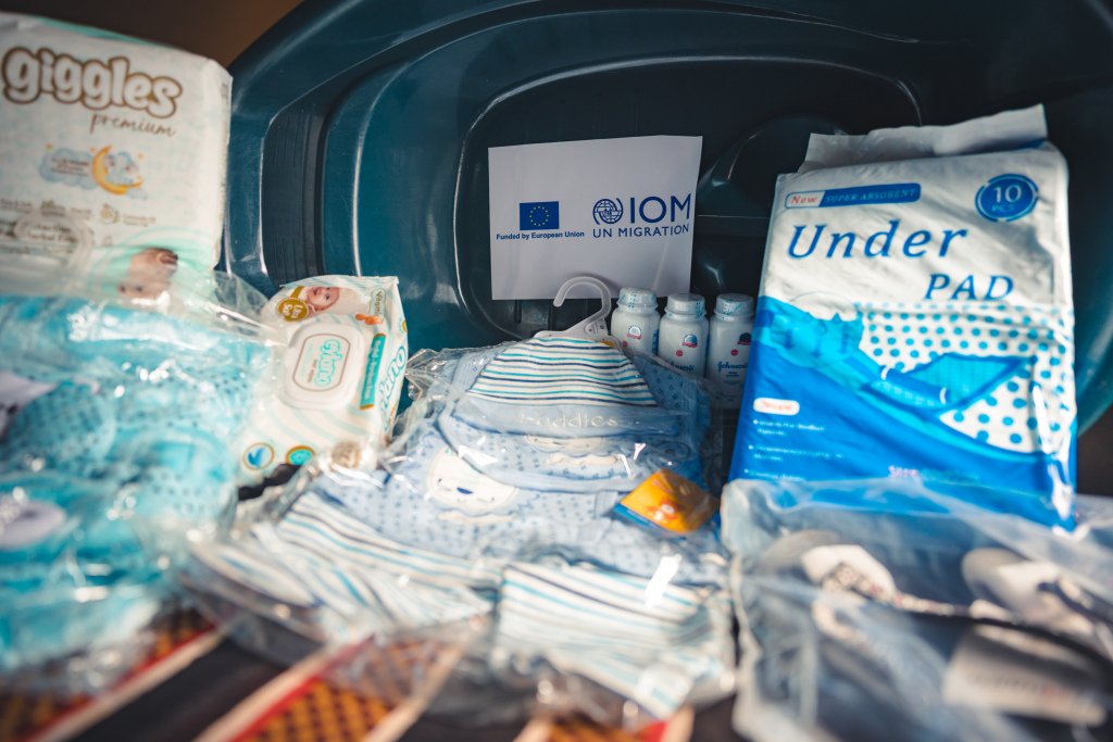 IOMSudan's tweet image. In crisis settings, many displaced mothers give birth without basic care.
In Port Sudan, IOM, Shamaa NGO, and the Ministry of Social Development are distributing post-delivery kits, supporting 600 mothers and newborns.
Made possible with EU funding.