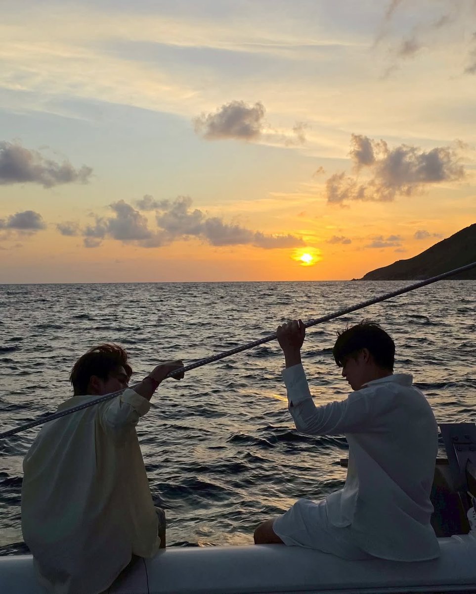 เฉลยแล้วว่านานิเป็นคนนั่งก่อน แล้วสกายตามไปนั่งด้วยจริงๆ งืมมมมม เข้าใจทุกอย่าง

𐙚  #สกายนานิ #SkyNani  ᡣ𐭩