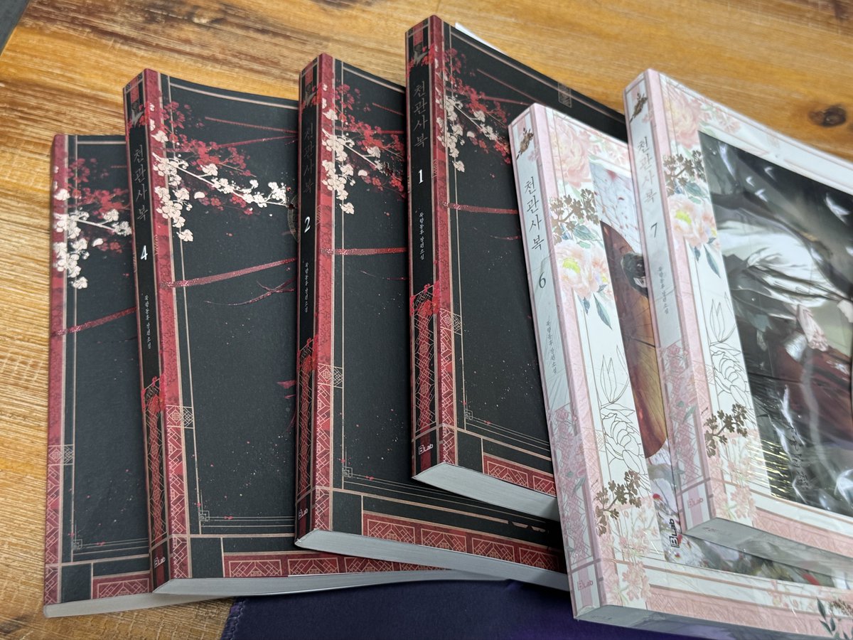 [굿즈송별]
좋은 주인에게 가렴🫶🏻
1-7(5권빼고)🥰
다 보지도 뜯지도 않은 책(6,7)도 있지만 한 번 안보면 끝까지 안열어볼거 아니까!  
십이국기책이나 모아놔야지👏👏
#천관사복도서양도